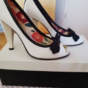 Marc by Marc Jacobs white/black/cream  open toe pumps